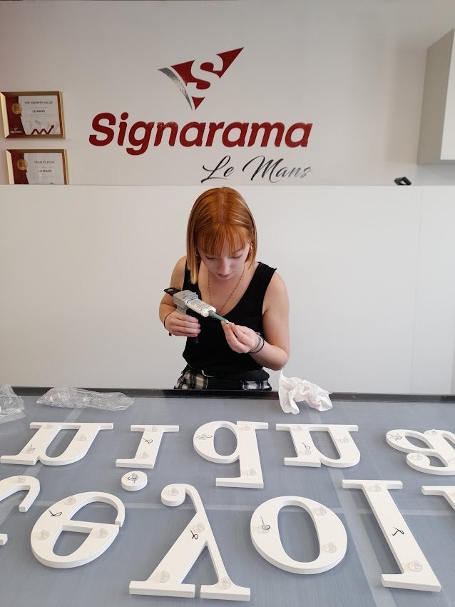Enseigne en lettres PVC découpées sur entretoises - Blandin & Delloye - Signarama Le Mans