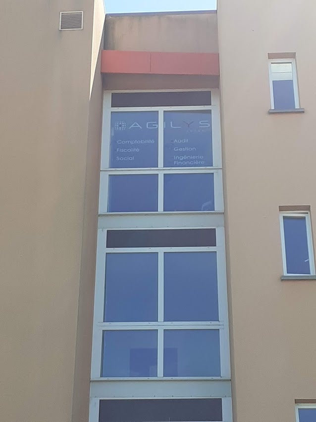 Réalisation et Pose d'une Enseigne pour le Cabinet d'Expert Comptable Agilys par Signarama Le Mans.