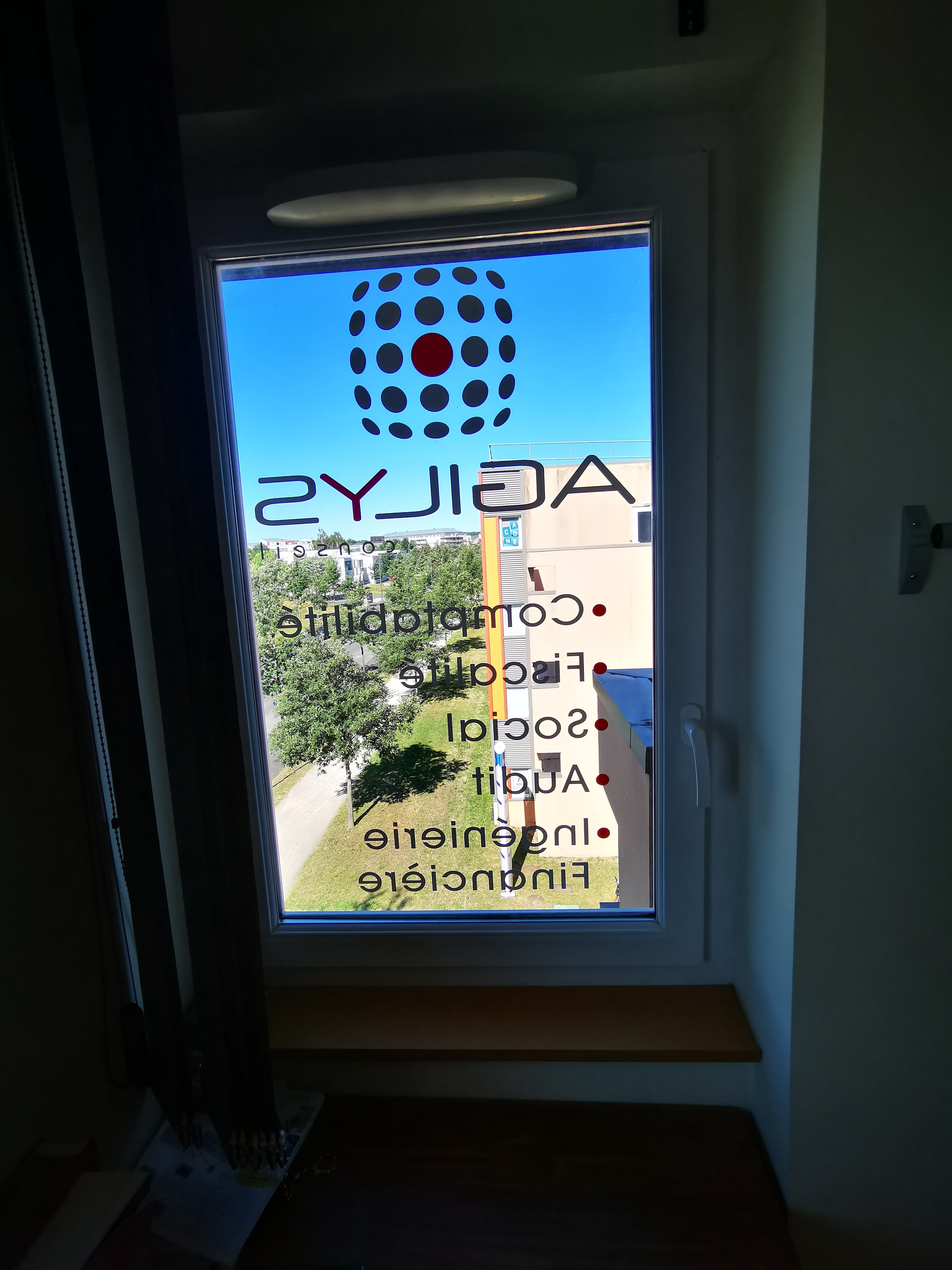 Réalisation et Pose d'une Enseigne pour le Cabinet d'Expert Comptable Agilys par Signarama Le Mans.