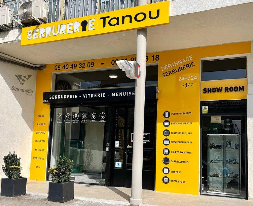 SERRURERIE TANOU_MARSEILLE_ENSEIGNE LETTRES DECOUPEES_TOILE ALUMINIUM TENDU_ADHESIFS VITRINE_ENSEIGNE DRAPEAU