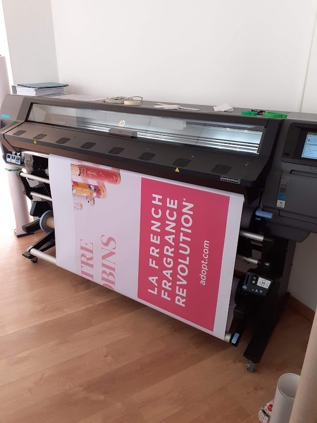Vitrophanie sur 2 vitrines pour Adopt' par Signarama Le Mans