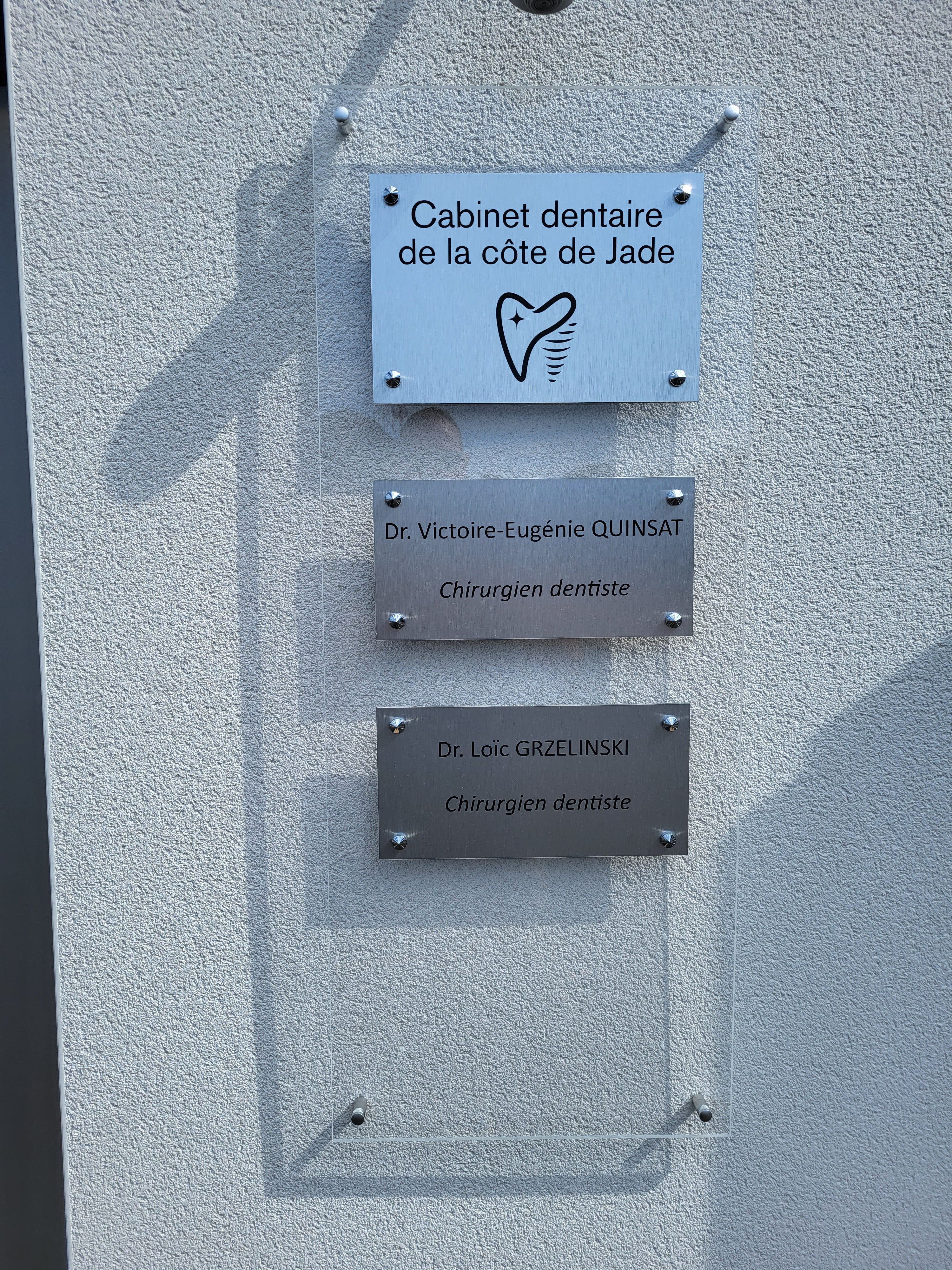 Signalétique cabinet dentaire, adhésifs intérieurs coiffure et marquage véhicules par Signarama Nantes