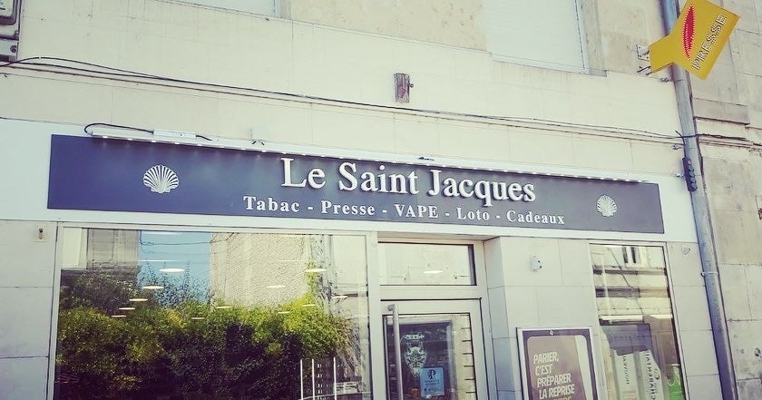 Fabrication d'une enseigne en lettre découpées relief + pose d'un éclairage rampe lumineuse en zone Bâtiments de France