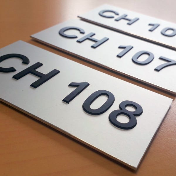 signaletique-directionnelle-plaque-gravee-gravure-aube-signarama-troyes