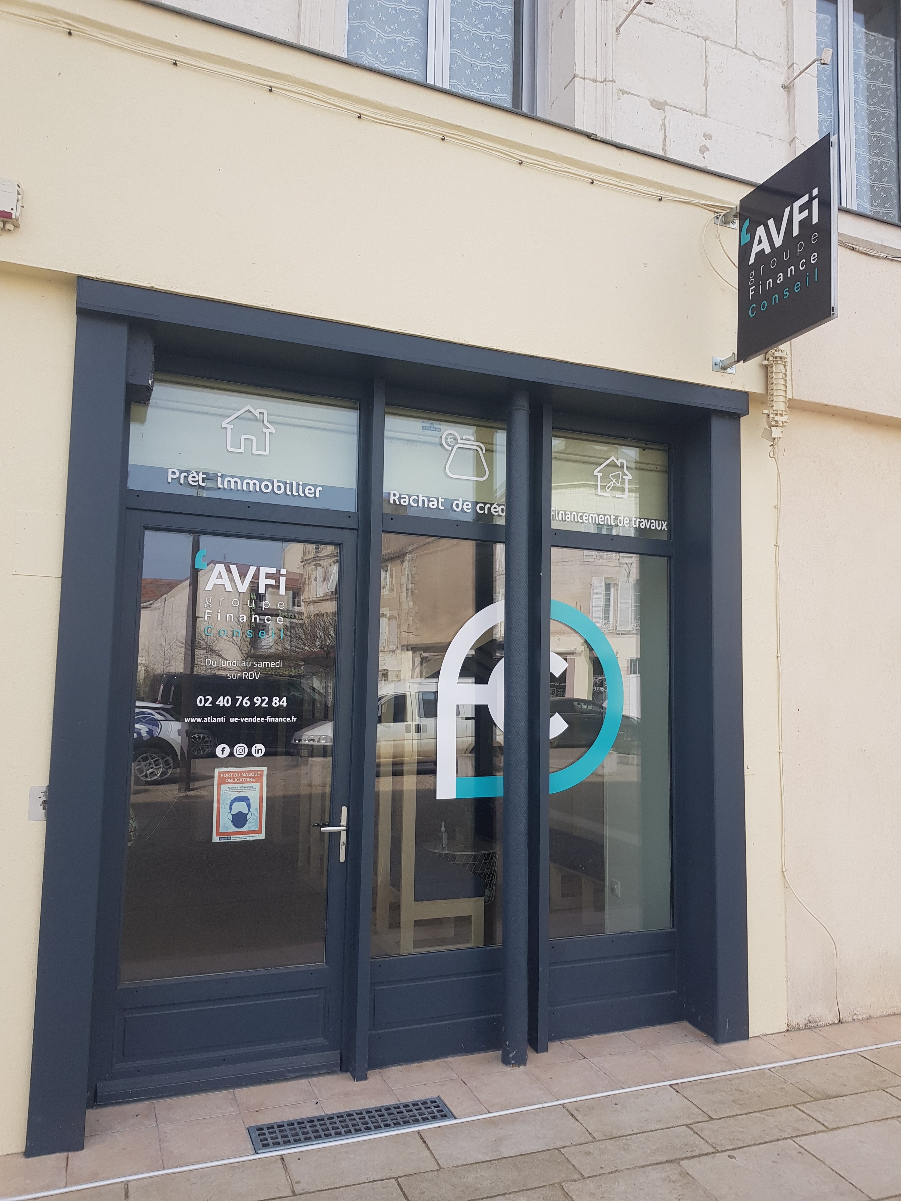 Enseigne, Drapeau double face et adhésifs sur vitrines par Signarama Nantes
