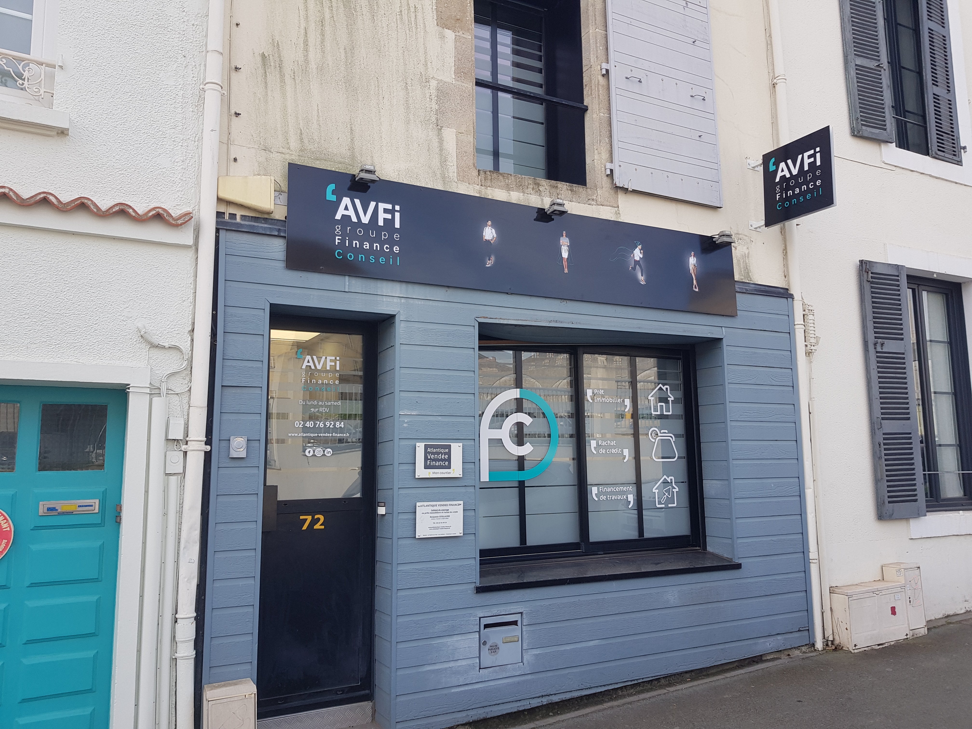 Enseigne, Drapeau double face et adhésifs sur vitrines par Signarama Nantes