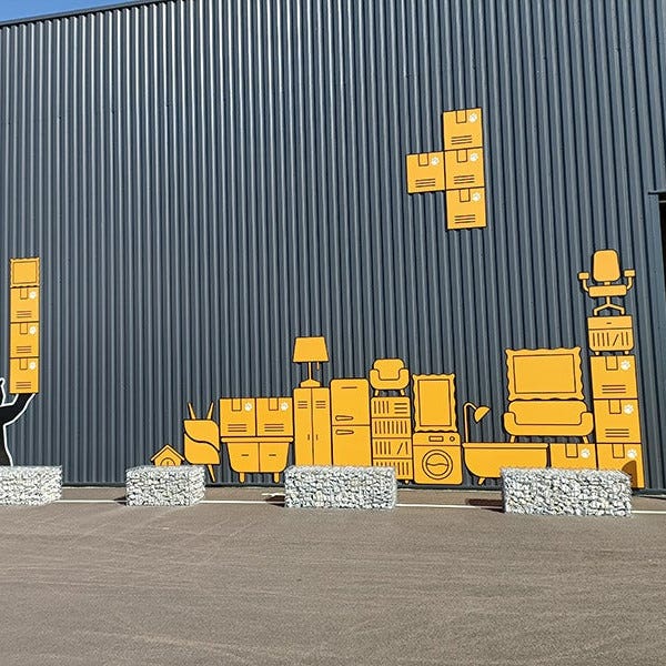 Dibond découpé à la forme sur façade de batiment