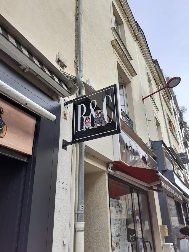 Réalisation d'une Enseigne et d'une enseigne drapeau pour l'ouverture du Bulldogs & Compagnie installé sur Le Mans