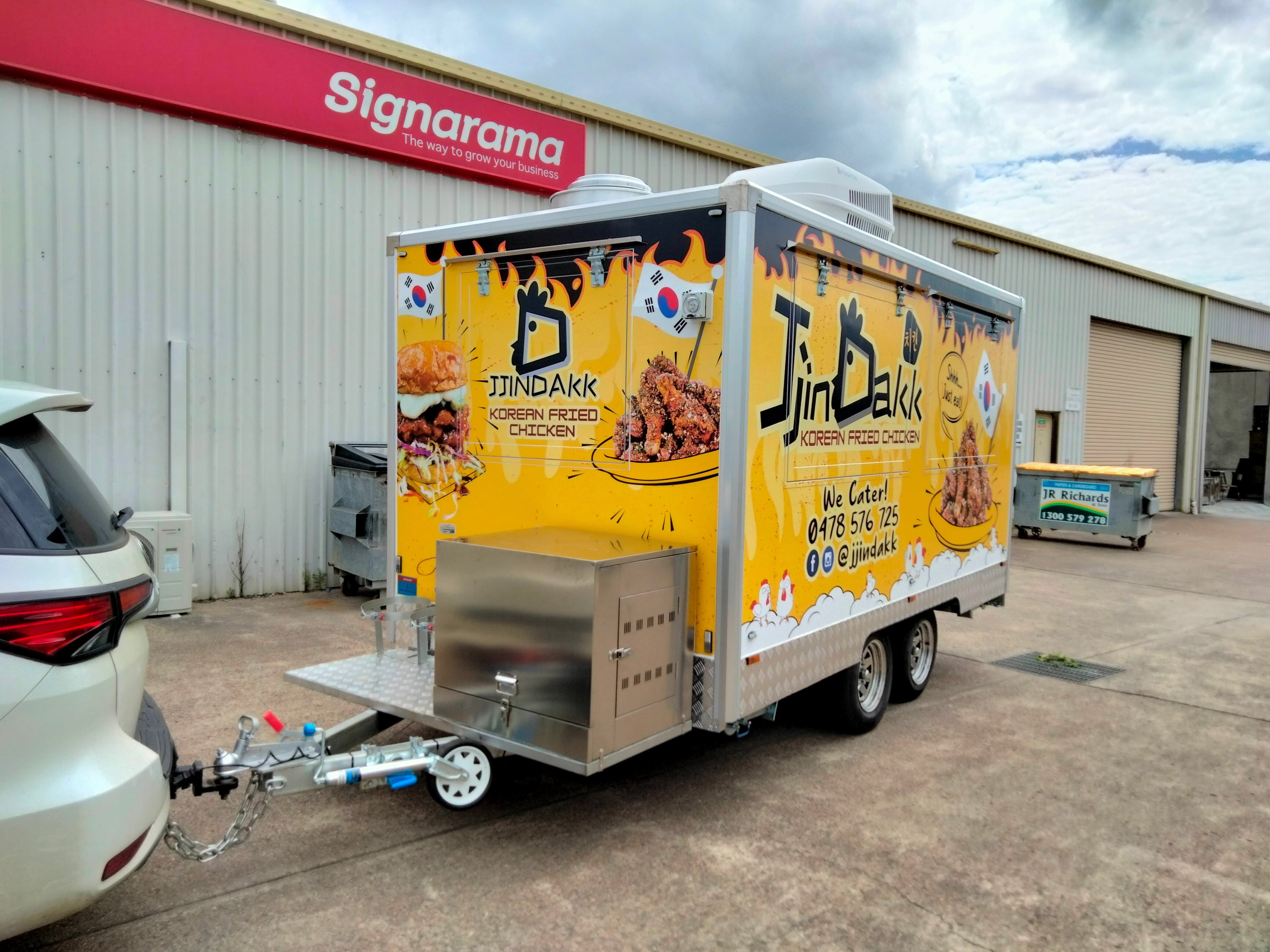 Spectacular 360 wrap on food trailer