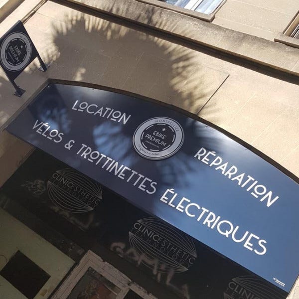 enseigne-panneau-publicitaire-arche-enseigne-drapeau-by-signarama-pose-enseigne-vendargues