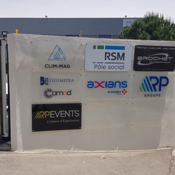 plaques-de-batiment-plaques-professionnelles-plexiglas-enseigne-immeuble-by-signarama-montpellier-vendargues