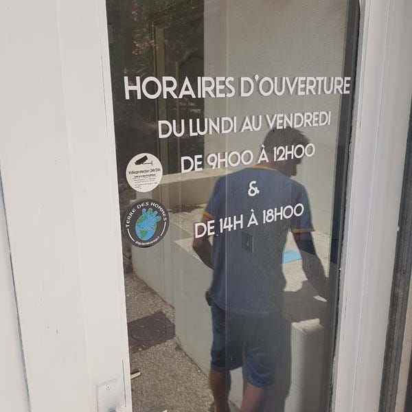sticker-horaires-vitrine-vitrophanie-by-signarama-montpellier-pose-enseigne