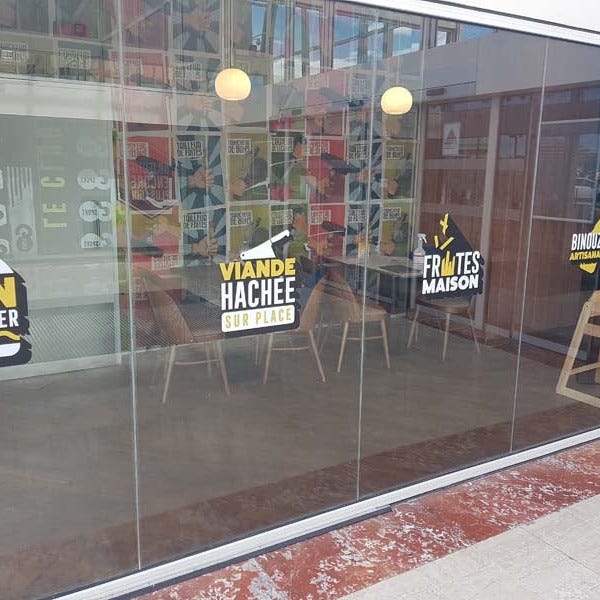sticker-vitrine-vitrophanie-logo-autocollant-by-signarama-montpellier-pose-enseigne
