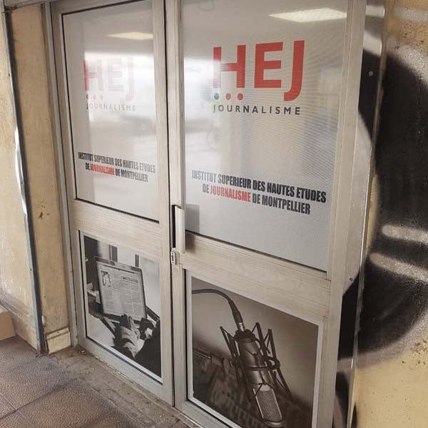 vitrophanie-portes-vitrees-sticker-publicitaire-hej-by-signarama-montpellier-pose-enseigne