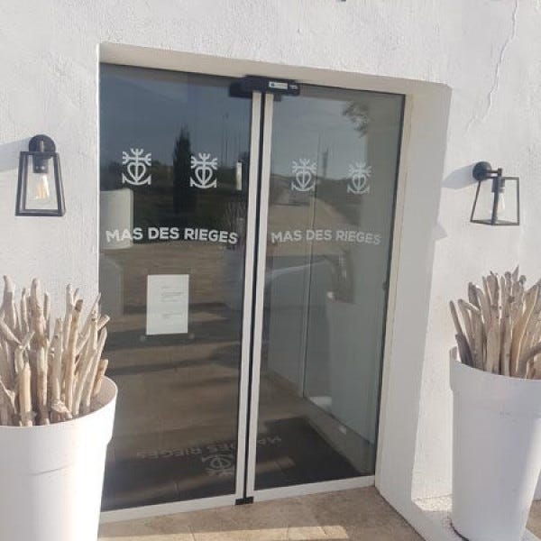 vitrophanie-vitrine-lettrage-blanc-sticker-by-signarama-montpellier