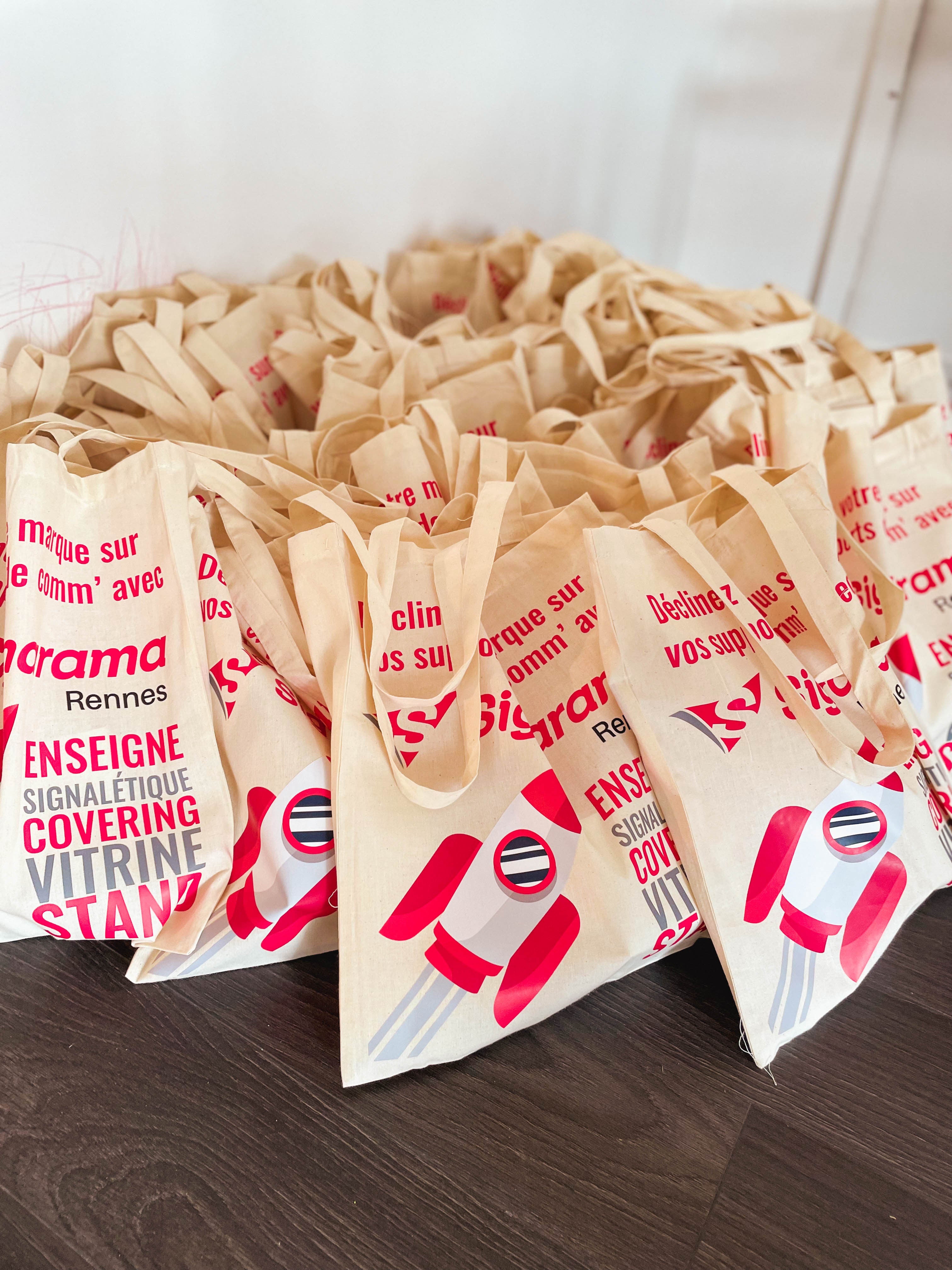 Personnalisez vos textiles et accessoires avec style et qualité chez Signarama Moulins !