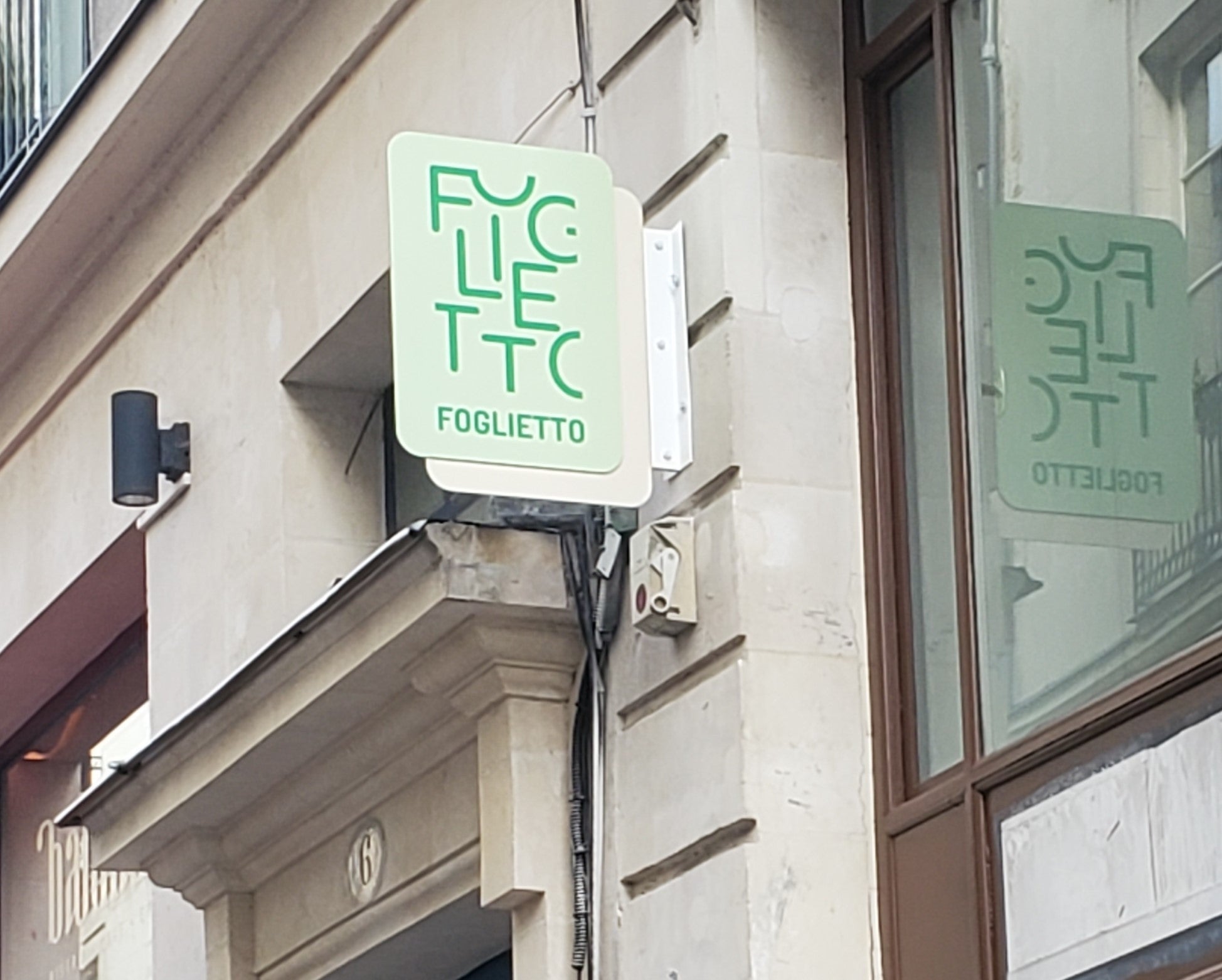 Stand, Lettres découpées et drapeau double face par Signarama Nantes