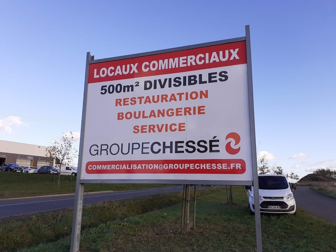 Changement de visuel sur un panneau double face 4x3 par Signarama Le Mans