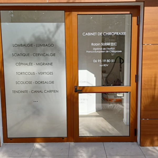vitrine-adhesif-depoli-lettrage-decoupe-signarama-saint-laurent-du-var