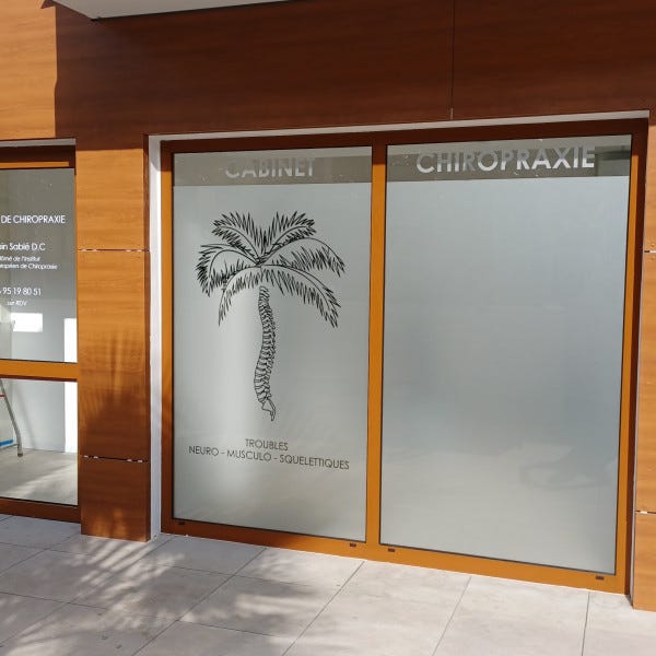 vitrine-adhesif-depoli-lettrage-decoupe-signarama-saint-laurent-du-var