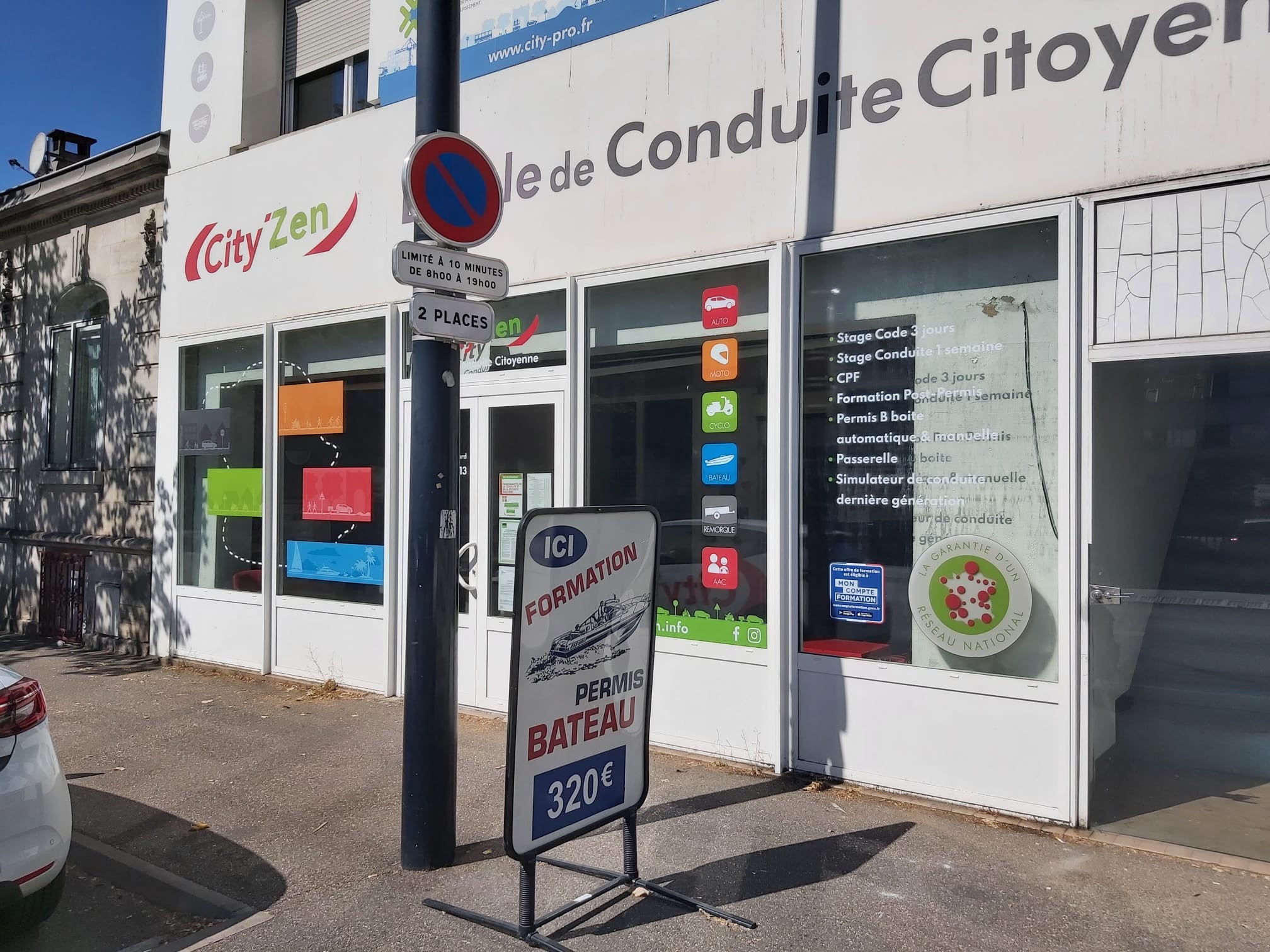 Covering de véhicule et vitrophanie