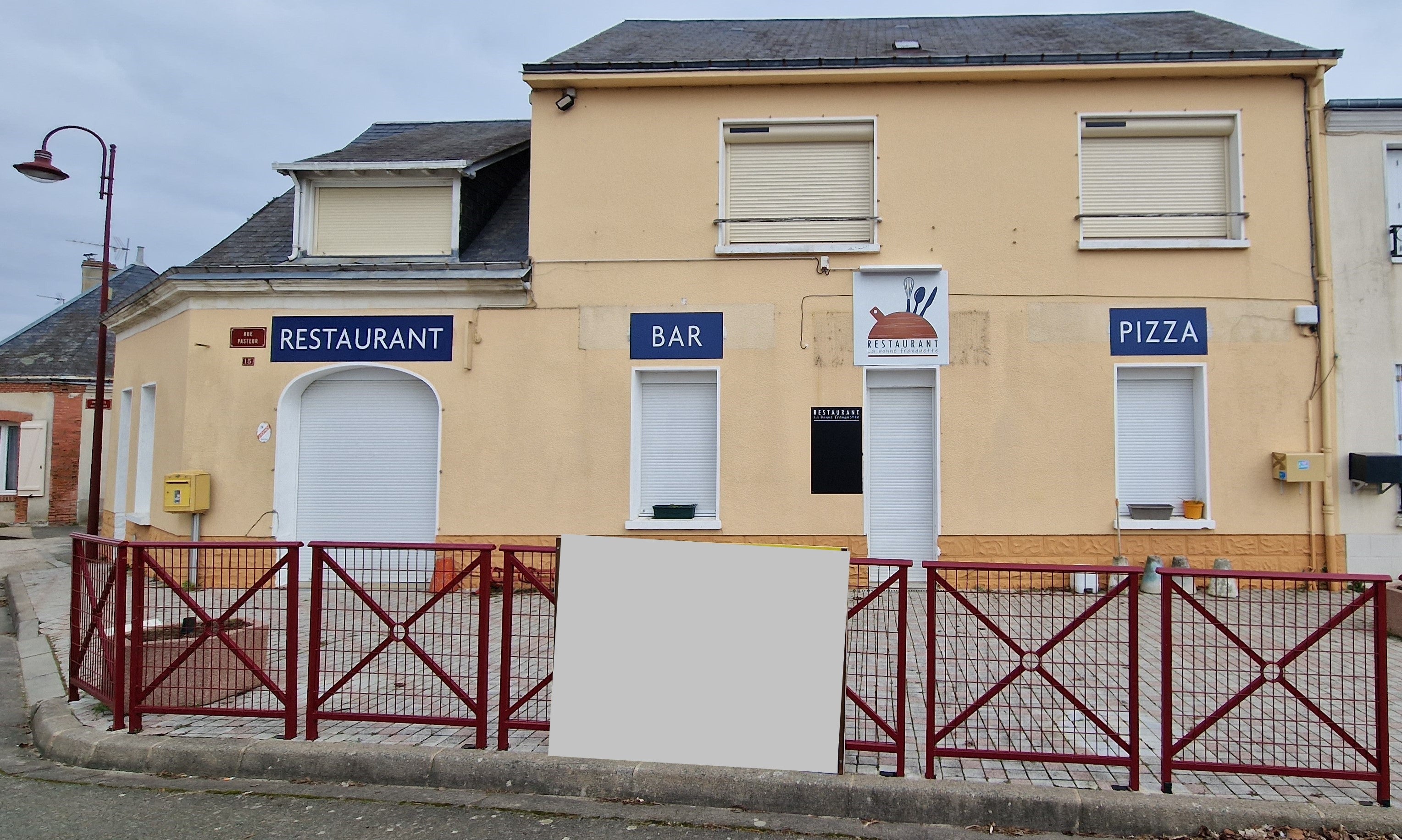 Conception et Pose d'une Enseigne pour le Restaurant La Bonne Franquette par Signarama Le Mans