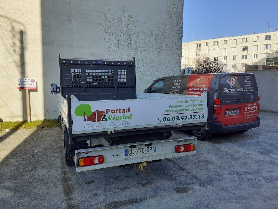 Marquage d'un camion benne + coffre pour Portail & Végétal, paysagiste installé à Brette Les Pins par Signarama Le Mans