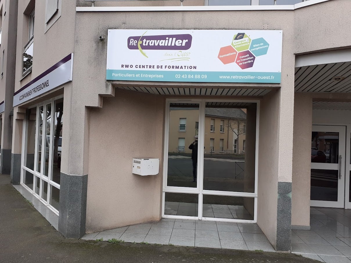 Conception et Pose d'une Enseigne pour le centre de formation Re-Travailler par Signarama Le Mans