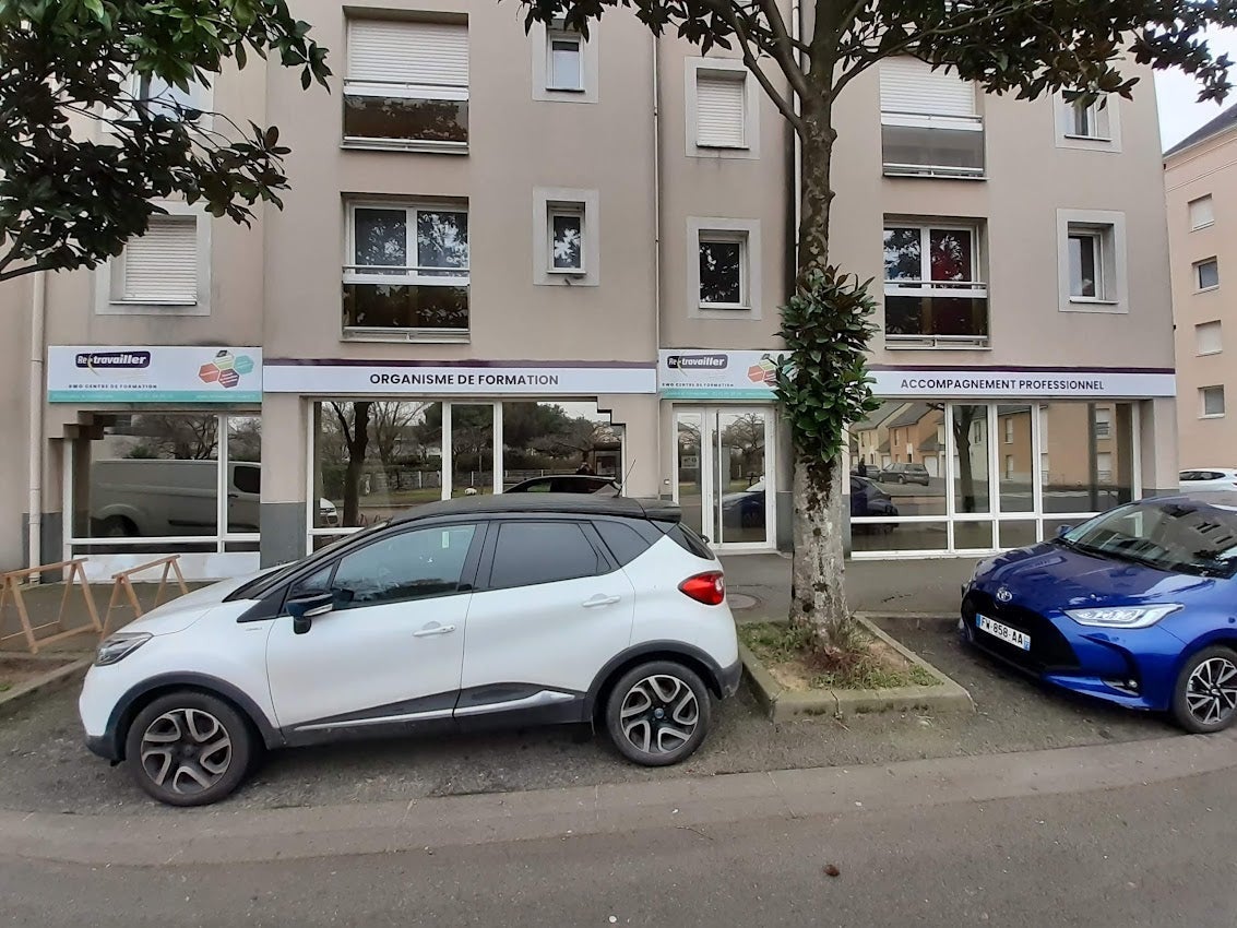 Conception et Pose d'une Enseigne pour le centre de formation Re-Travailler par Signarama Le Mans