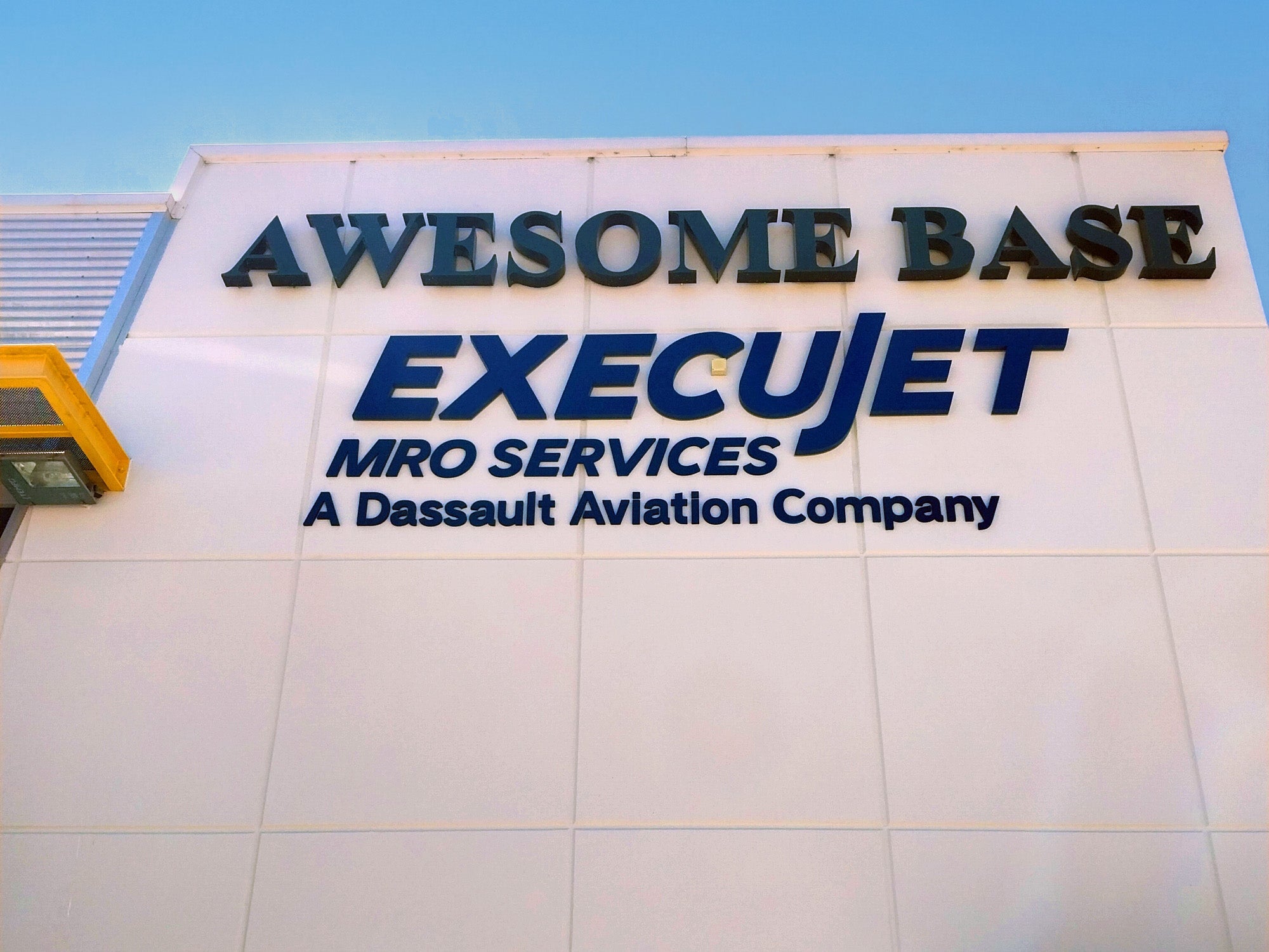 Execujet Building Signage