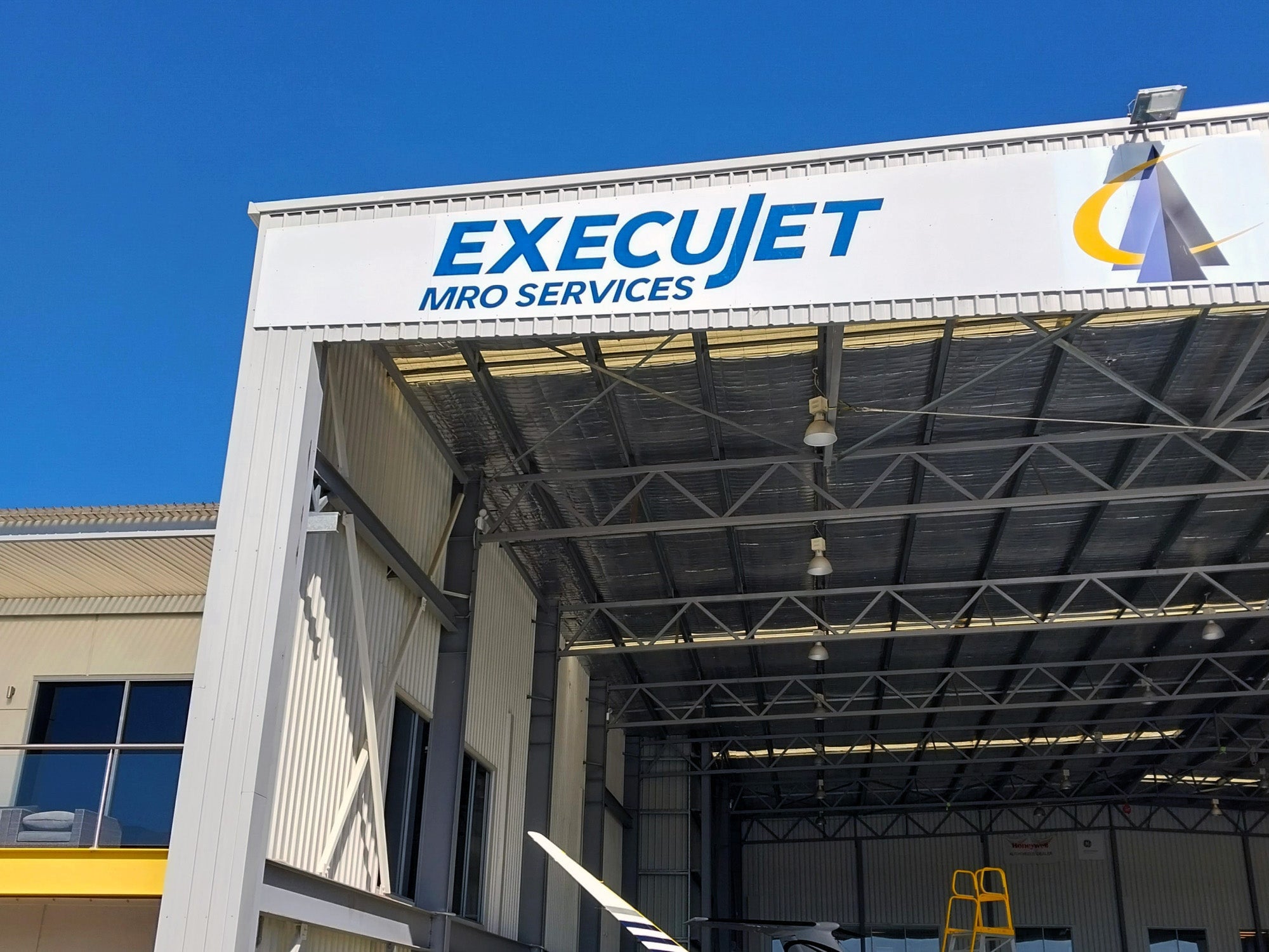 Execujet Building Signage