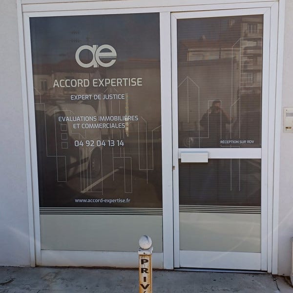 Habillage vitrine pour Accord Expertise avec adhésif microperforé