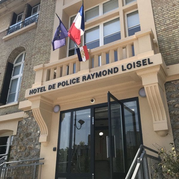 Lettres découpées laquées