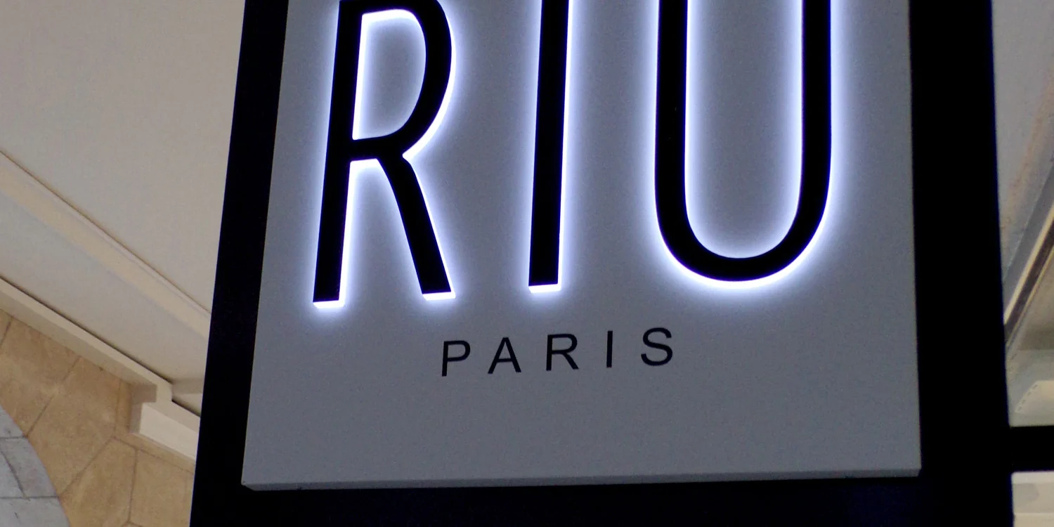 Lettres découpées rétro éclairées