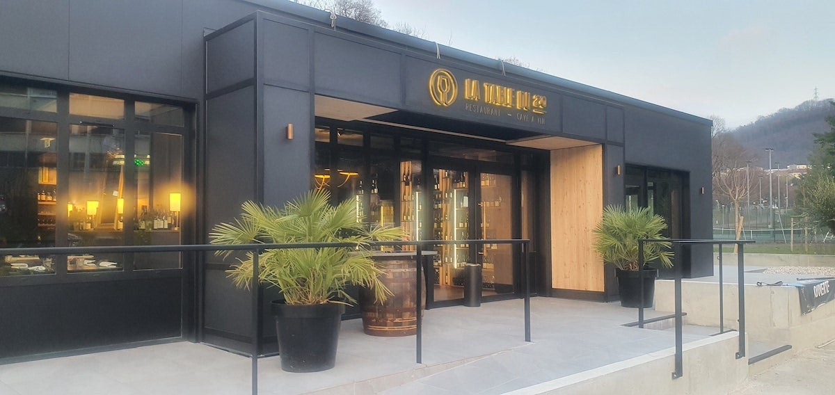 Enseigne de restaurant avec lettres rétro éclairées en laiton brossé