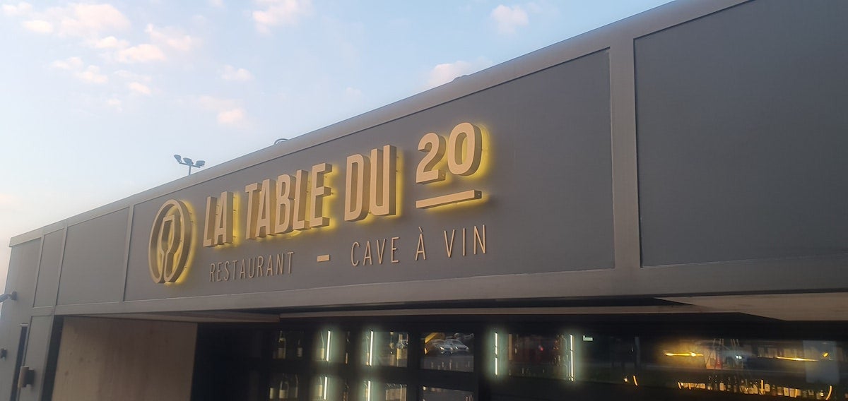 Enseigne de restaurant avec lettres rétro éclairées en laiton brossé