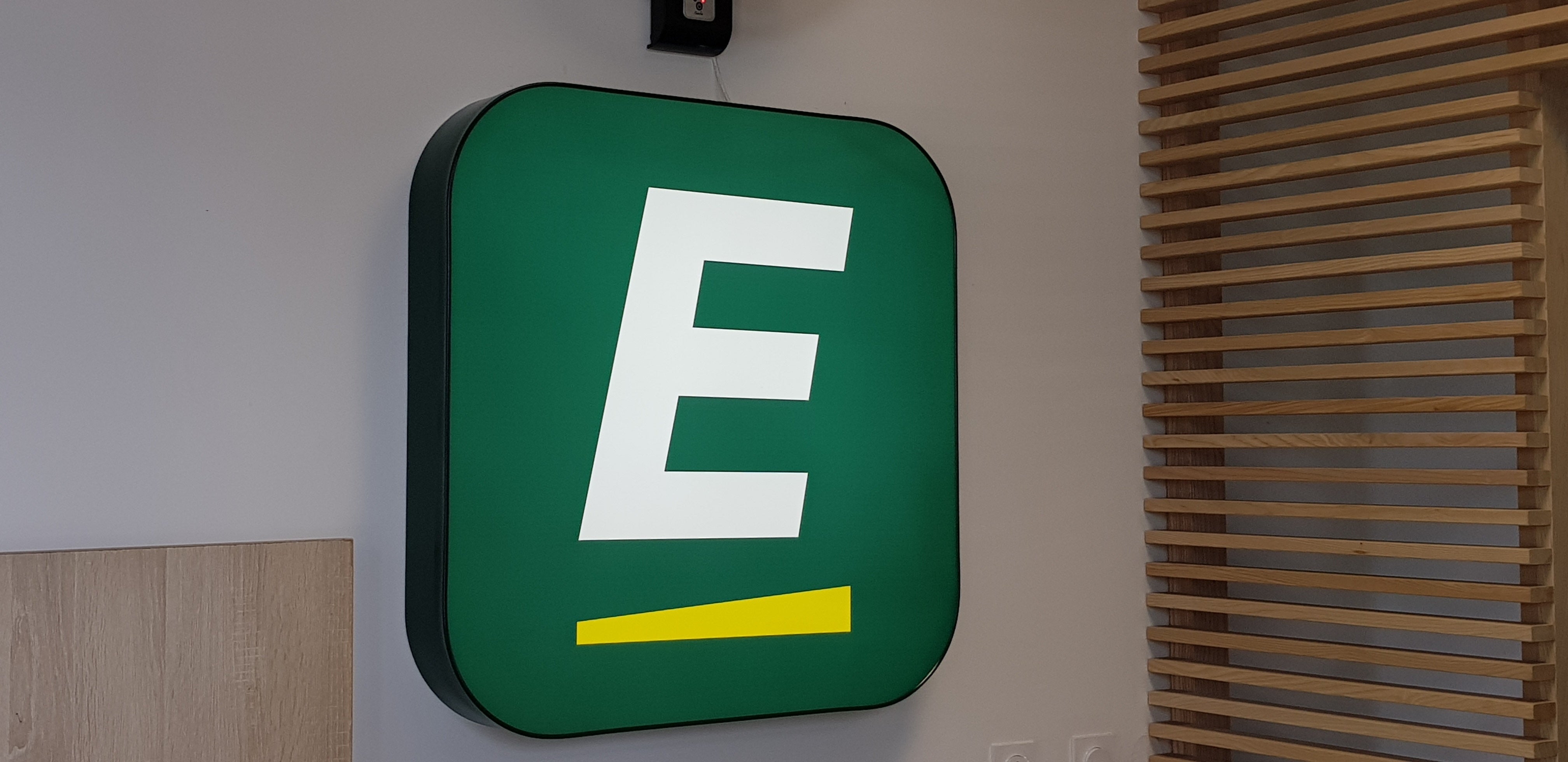 EUROPCAR CAISSON LUMINEUX SIGNALETIQUE INTERIEURE
