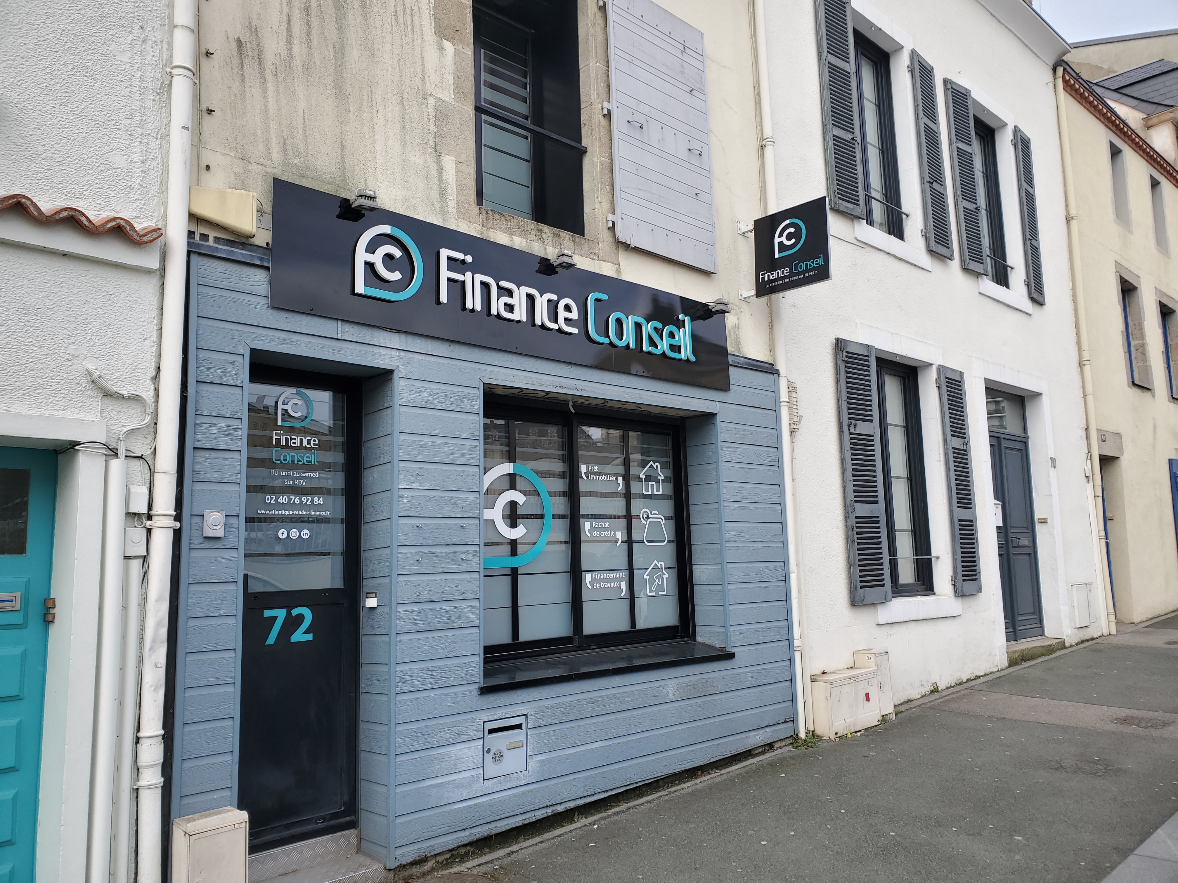 Enseigne, adhésif et stand par Signarama Nantes