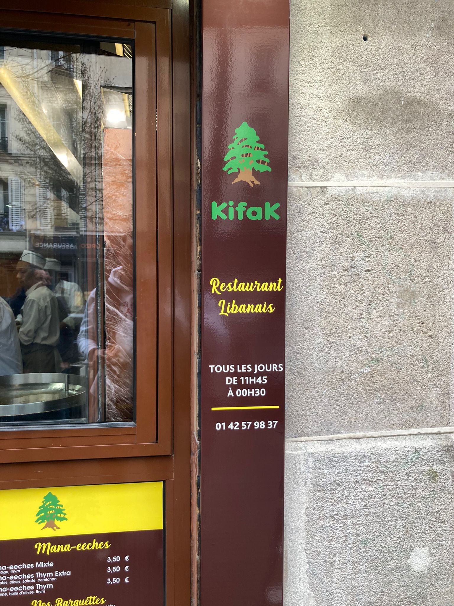 Réalisation de vinyle adhésif imprimé pour un restaurant Libanais du quartier