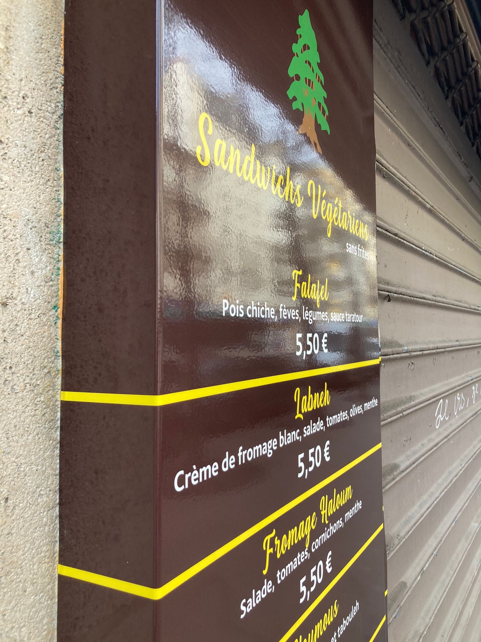 Réalisation de vinyle adhésif imprimé pour un restaurant Libanais du quartier