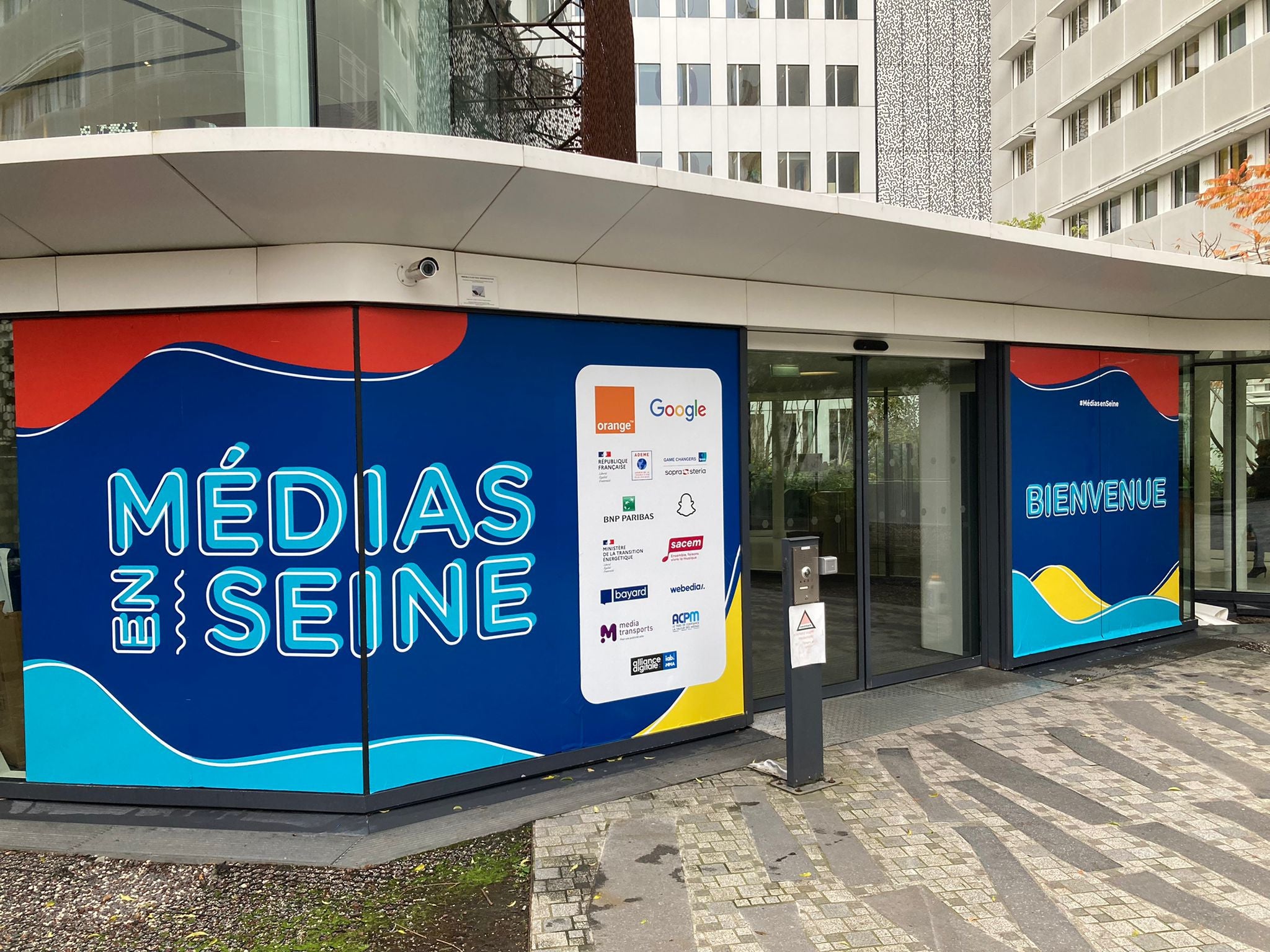Réalisation de vitrophanie pour le festival MEDIAS EN SEINE
