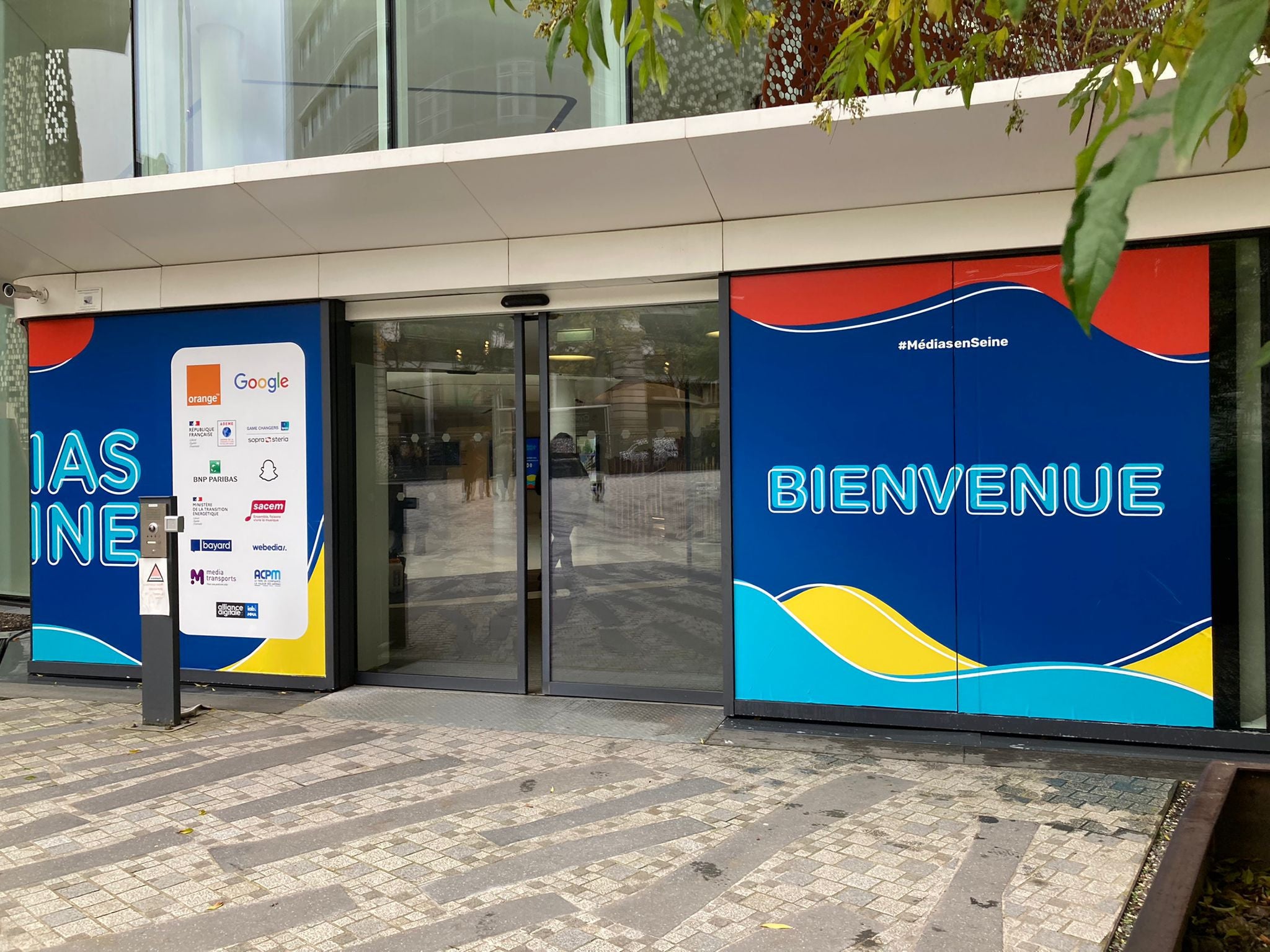 Réalisation de vitrophanie pour le festival MEDIAS EN SEINE