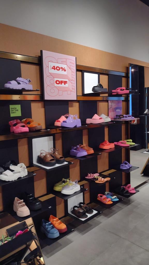 Retail Windows and Signane