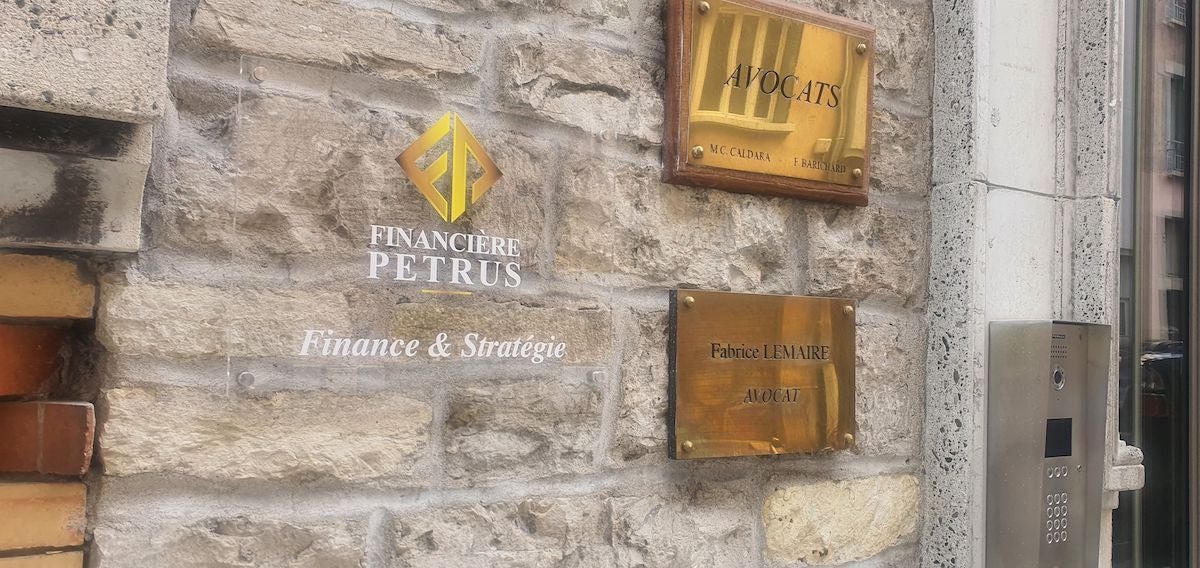 Plaque signalétique en plexiglass avec décoration en adhésifs