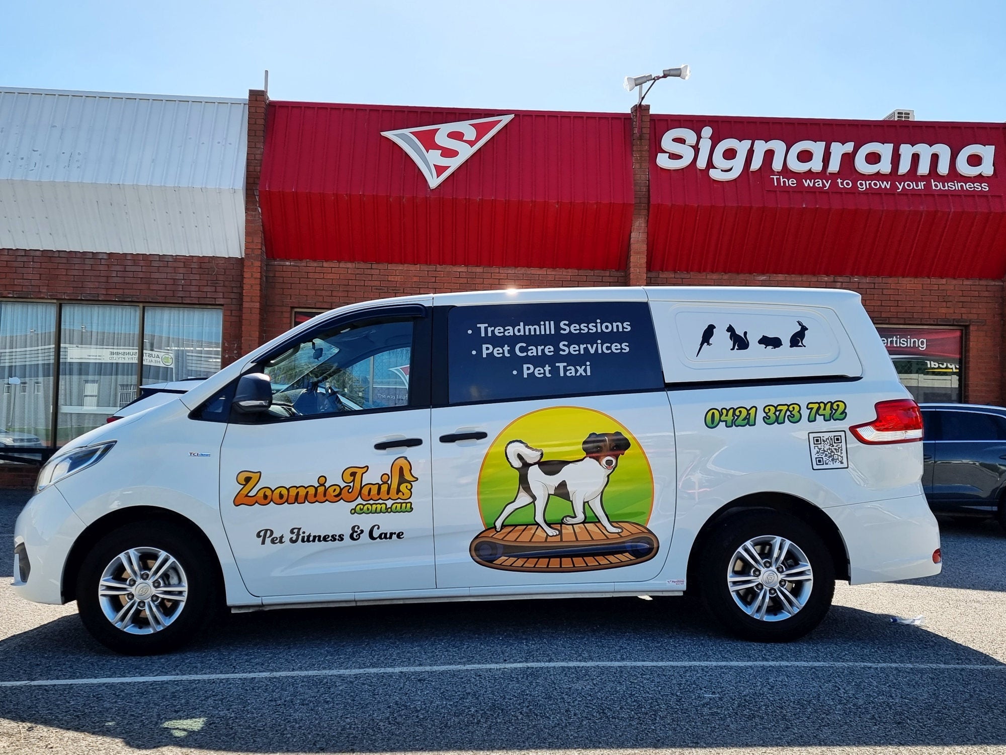 Zoomie Tails Van Graphics