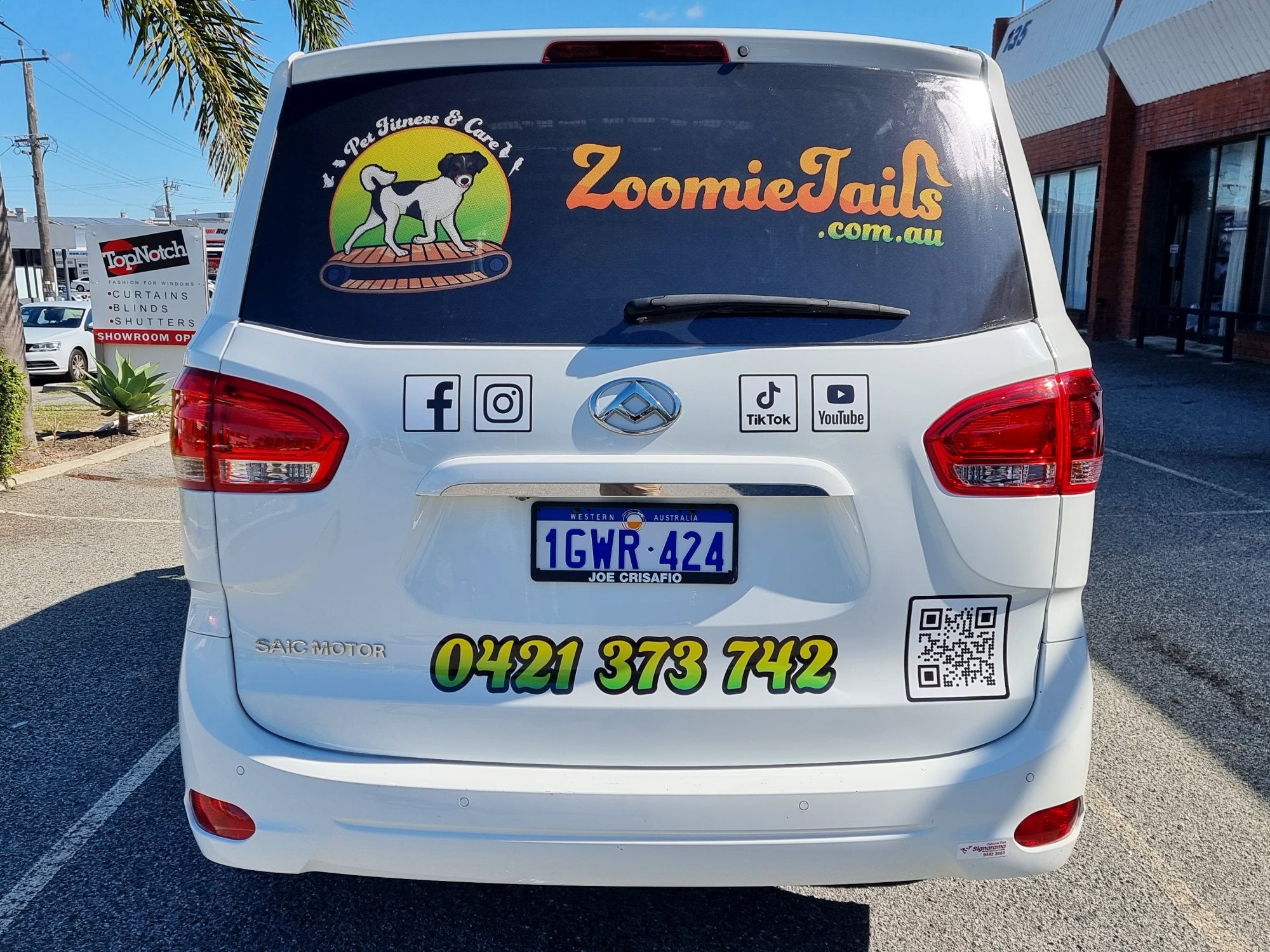 Zoomie Tails Van Graphics