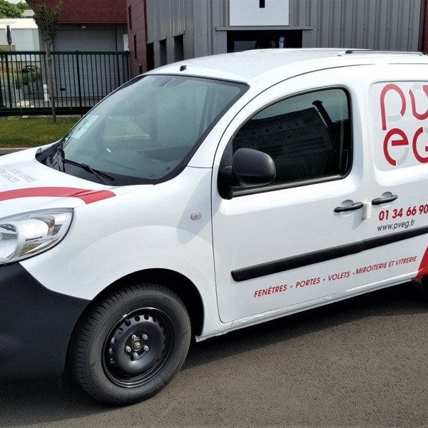 Marquage/flocage Adhésif et lettrage sur véhicule utilitaire