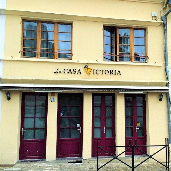 Lettres découpées sur entretoises-La Casa Victoria- Signarama Valparisis(95)