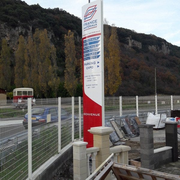 Enseigne Totem à Valence - Une signalétique PLV originale et innovante