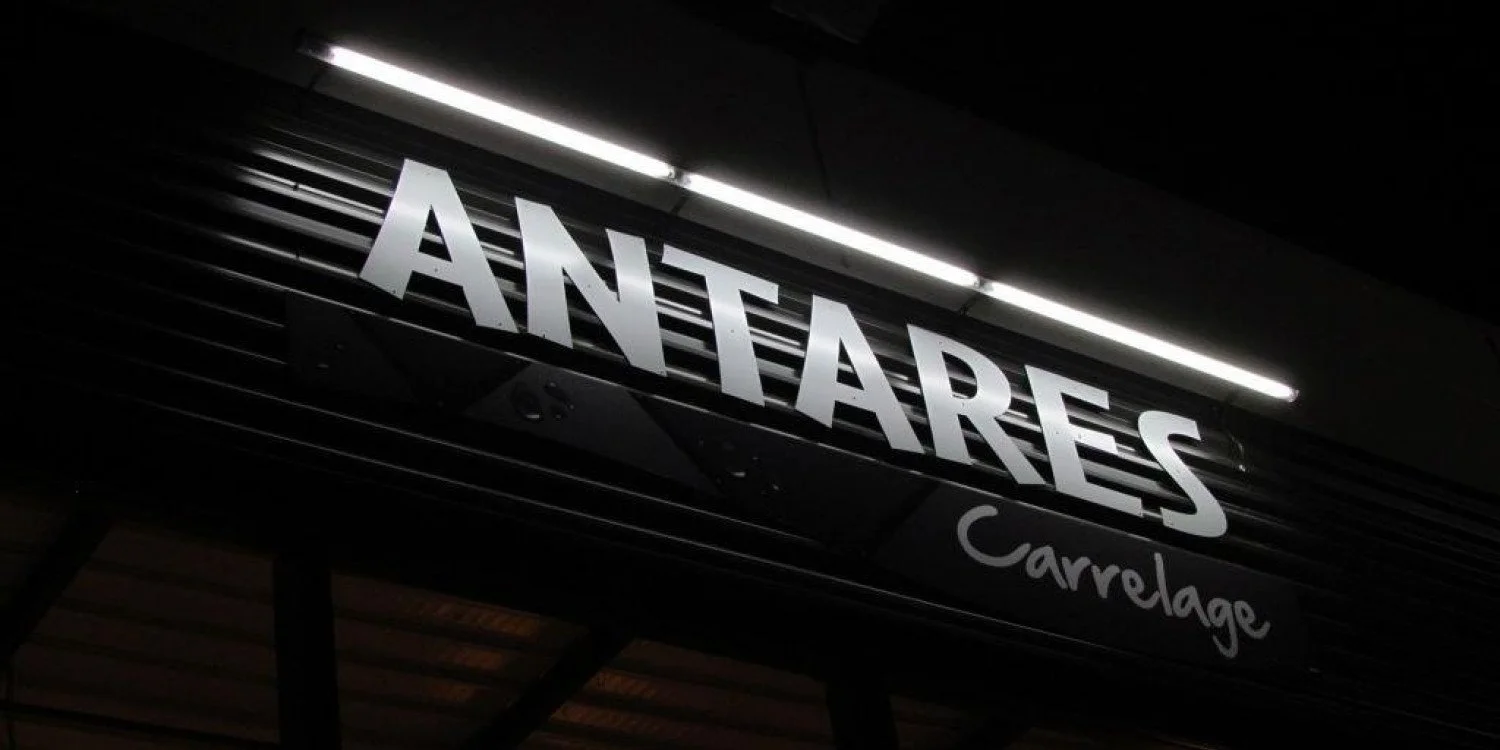Guide Complet pour Choisir une Enseigne Lumineuse Adaptée à Votre Entreprise